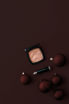 포토 JPG 해외이미지 사람없음 하이앵글 갈색 화장품 오브젝트 오너먼트 카피스페이스 해외202309 해외포토 뷰포인트 컬러 크리스마스장식 뷰티 공백 파일형식