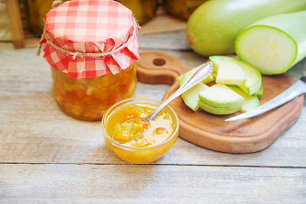 포토 JPG 해외이미지 그릇 조각 유리병 사람없음 티스푼 잼 슬라이스 식칼 나무도마 주키니 주키니호박 해외202309 해외포토 식기 주방용품 병_용기 도마 목재 숟가락 소스_음식 파일형식