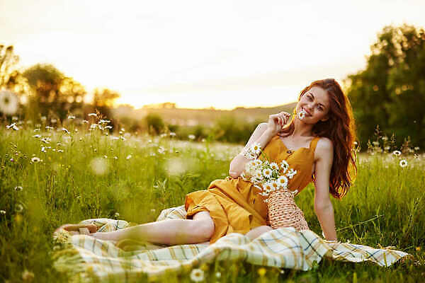 포토 JPG 해외이미지 전신 여자 꽃밭 따뜻함 한명 앉기 잔디 성인 야외 햇빛 일몰 핸드백 체크무늬 개망초 성인여자한명만 해외202309 해외포토 식물 1 꽃 무늬 가방 모션 사람 태양 노을 여자한명만 성인여자만 파일형식