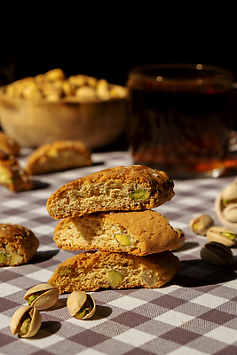 포토 JPG 해외이미지 단면 잔 바닥 사람없음 쌓기 쿠키 체크무늬 나무그릇 피스타치오 홈메이드 비스코티 비건 해외202309 해외포토 그릇 식기 빵 무늬 모션 디저트 목재 견과류 만들기 채식주의자 파일형식