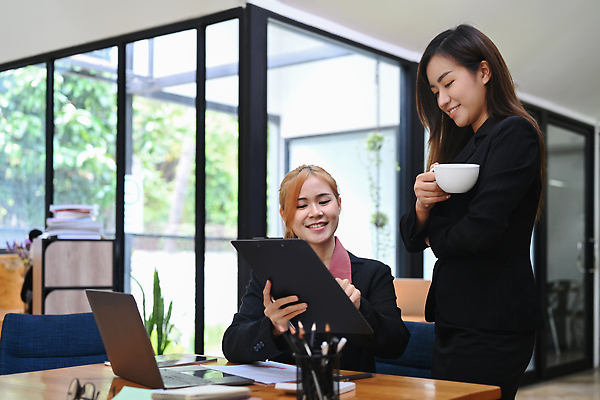 포토 JPG 해외이미지 여자 서기 들기 앉기 상반신 성인 두명 옆모습 컵 노트북 사무실 공책 비즈니스우먼 스마트 책상 서류판 성인여자만 해외202309 해외포토 식기 뷰포인트 가구 컨셉 비즈니스 모션 문구용품 사람 전자제품 사무용품 직장인 여자만 성인만 파일형식