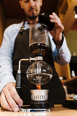 포토 JPG 해외이미지 커피 음료 백그라운드 컨셉 유리 탁자 콩 한명 목재 컵 상점 식당 검은색 기계 카페 장비 신선 업무 바 뜨거움 클래식 아침식사 냄비 상품 오브젝트 준비 만들기 바리스타 그라인더 카페테리아 에스프레소 단절 방법 압력 양조 진공 카페인 필터 해외202309 해외포토 나무 직업 1 식기 컬러 가구 재료 모션 재질 곡류 사람 식사 작업 솥 커피용품 파일형식