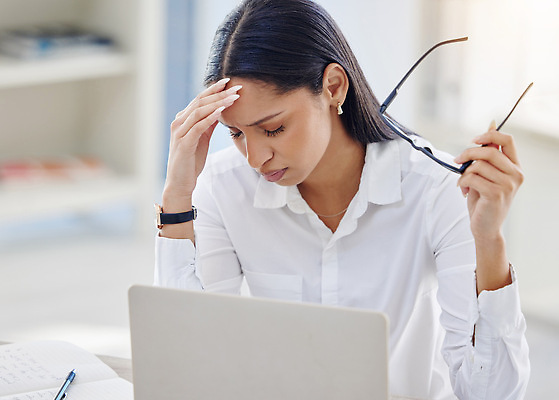 포토 JPG 해외이미지 서양인 여자 안경 스트레스 한명 들기 상반신 성인 앞모습 사무실 업무 비즈니스우먼 두통 이마 성인여자한명만 해외202309 해외포토 외국인 1 잡화 뷰포인트 비즈니스 모션 사람 작업 직장인 질병 여자한명만 성인여자만 파일형식