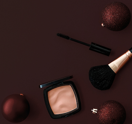 포토 JPG 해외이미지 사람없음 하이앵글 갈색 화장품 오브젝트 메이크업브러쉬 오너먼트 카피스페이스 해외202309 해외포토 뷰포인트 컬러 크리스마스장식 뷰티 공백 붓 파일형식