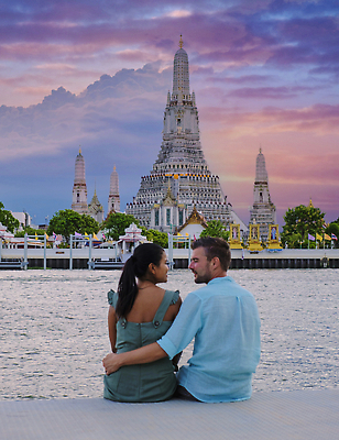포토 JPG 해외이미지 여자 남자 불교 하늘 사랑 앉기 상반신 성인 두명 뒷모습 물 마주보기 사찰 강가 방콕 성인만 해외202309 해외포토 자연요소 감정 종교 뷰포인트 종교건축 모션 태국 사람 강 파일형식