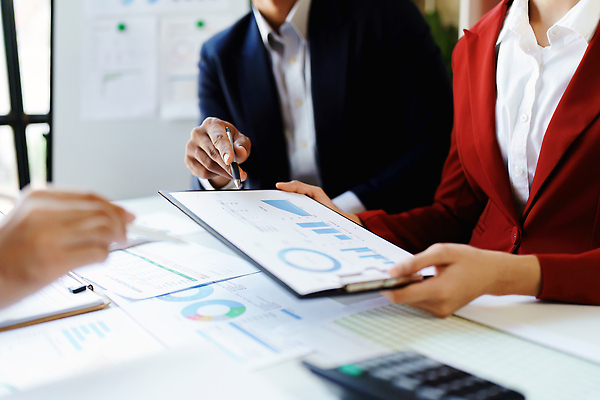 포토 JPG 해외이미지 직업 백그라운드 컨셉 비즈니스 CEO 사업가 통신 성공 그래프 협력 설계 설명 사람 인종 세명 금융 경제 노트북 컴퓨터 사무실 세일 계산기 성장 비즈니스맨 비즈니스우먼 계획 상담원 연결 토론 동료 계약 경영자 투자 해결 마케팅 업그레이드 예산 지원 브레인스토밍 해외202309 해외포토 여자 남자 관계 모션 문구용품 전자제품 장비 직장인 사무원 리더 파일형식