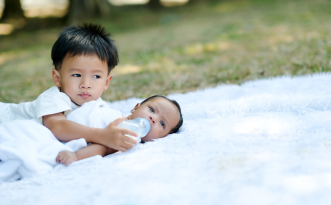 포토 JPG 해외이미지 백인 라이프스타일 공원 딸 행복 아들 어린이 가족 관계 포옹 자연 놀이 휴가 휴식 건강 사랑 미소 사람 동양인 소년 야외 두명 초록색 학습 뷰티 귀여움 정원 기쁨 우유 아기 신생아 달콤 작음 먹이 언니 남동생 해외202309 해외포토 서양인 공공시설 교육 남자 감정 컬러 컨셉 안기 유제품 표정 인종 생활 맛 크기 생태계 자매 동생 파일형식