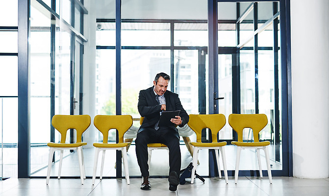 포토 JPG 해외이미지 전신 남자 중년 의자 비즈니스 창문 한명 들기 앉기 문 결재판 꺼내기 중년남자한명만 해외202309 해외포토 1 가구 모션 사람 성인 결재 남자한명만 중년남자만 파일형식