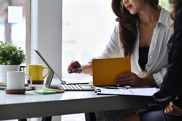 포토 JPG 해외이미지 여자 앉기 상반신 성인 두명 옆모습 태블릿 사무실 공책 비즈니스우먼 스마트 책상 성인여자만 해외202309 해외포토 뷰포인트 가구 컨셉 비즈니스 모션 문구용품 사람 전자제품 스마트기기 직장인 여자만 성인만 파일형식