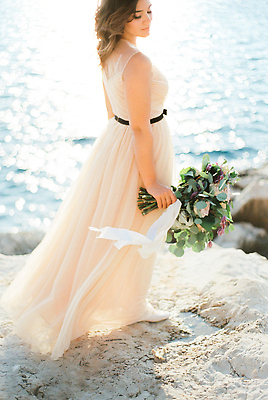 포토 JPG 해외이미지 백인 1 헤어스타일 드레스 꽃 바다 꽃다발 결혼 결혼식 갈색머리 한명 서기 해변 물 파란색 머리 맑음 닫기 해외202309 해외포토 자연요소 서양인 식물 옷 컬러 모션 날씨 사람 이벤트 신체부위 파일형식