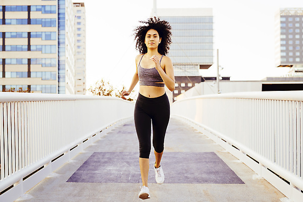 포토 JPG 해외이미지 라이프스타일 여자 스포츠 모션 운동선수 건강 사람 야외 두명 운동복 달리기 조깅 운동 일출 활발 에너지 자유 날씬함 연습 속도 다인종 히스패닉 달리기선수 섞기 해외202309 해외포토 옷 컨셉 인종 생활 노을 몸매 육상선수 파일형식