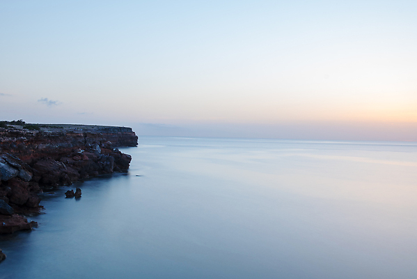 포토 JPG 해외이미지 유럽 바다 섬 여행 백그라운드 자연 하늘 휴가 파노라마 사람없음 야외 물 파란색 태양 뷰티 맑음 흰색 만 투명 보트 스페인 지중해 장면 랜드마크 이국적 터키석 파라다이스 해외202309 해외포토 자연요소 나라 컬러 배_교통 날씨 촬영기법 보석 생태계 파일형식