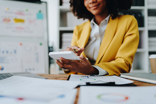 포토 JPG 해외이미지 응시 교육 흑인 비즈니스 성공 그래프 설계 한명 인종 금융 경제 노트북 컴퓨터 사무실 계산기 작업 비즈니스우먼 절약 계산 계획 종업원 문서 투자 비서 영수증 수익 온라인 회계 빚 개발 경영 마감 마케팅 세금 예산 카운트 환불 회계사 비용 해외202309 해외포토 서양인 직업 1 시선 여자 컨셉 문구용품 사람 전자제품 장비 직장인 파일형식