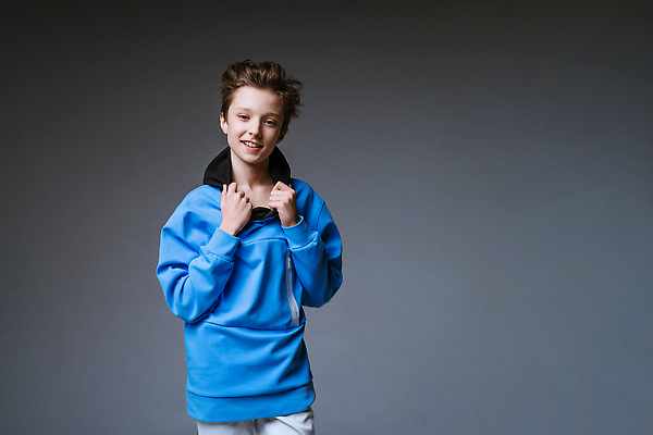 포토 JPG 해외이미지 스튜디오촬영 백인 모델 학생 라이프스타일 헤어스타일 응시 옷 남자 행복 감정 얼굴 백그라운드 컨셉 실내 한명 서기 소년 10대 파란색 뷰티 유행 기쁨 회색 덮개 표현 이발 긍정 진짜 스타일 해외202309 해외포토 서양인 1 시선 어린이 컬러 모션 청소년 사람 내부 생활 신체부위 뚜껑 파일형식