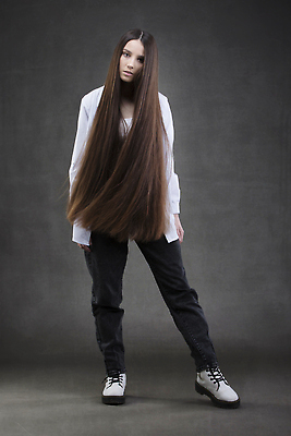 포토 JPG 해외이미지 모델 라이프스타일 헤어스타일 여자 얼굴 포즈 백그라운드 갈색머리 실내 건강 한명 서기 사람 성인 10대 뷰티 유행 화장품 회색 흰색 청바지 화려 고급 피부 광택 완벽 스타일 해외202309 해외포토 1 컬러 컨셉 바지 모션 청소년 내부 생활 신체부위 파일형식