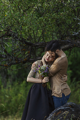 포토 JPG 해외이미지 백인 라이프스타일 커플 응시 공원 여자 남자 행복 2 벤치 가족 포옹 청소년 자연 휴가 함께함 발렌타인데이 사랑 웃음 사람 앉기 성인 야외 두명 초록색 뷰티 유행 낭만 자유 시골 스타일 해외202309 해외포토 서양인 시선 공공시설 감정 컬러 컨셉 의자 관계 안기 모션 데이이벤트 표정 생활 생태계 파일형식