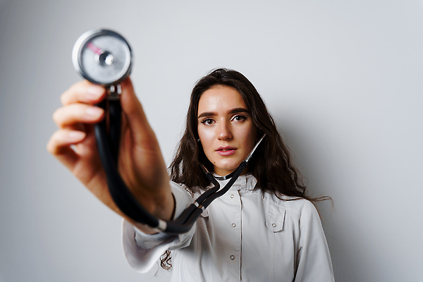 포토 JPG 해외이미지 백인 직업 여자 안경 얼굴 유니폼 건강 병원 가면 한명 파란색 약 방 의사 공구 업무 도움 그룹 수술 보호 씻기 극장 연습 직원 서비스 외과 테라피 보험 돌봄 헬프 살균 해외202309 해외포토 서양인 1 잡화 옷 컬러 컨셉 의학 모션 사람 신체부위 치료 뷰티 청결 의료진 도구 작업 파일형식