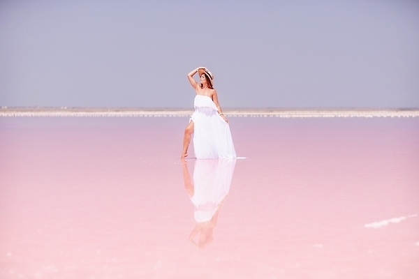 포토 JPG 해외이미지 전신 원피스 여자 바다 한명 성인 옆모습 화려 소금 성인여자한명만 핑크리본 해외202309 해외포토 1 옷 리본 뷰포인트 컨셉 사람 여자한명만 성인여자만 파일형식