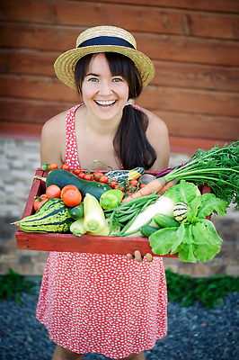 포토 JPG 해외이미지 식물 손 음식 컬러 백그라운드 잎 농업 다이어트 토마토 채소 자연 건강 관리 한명 사람 목재 빨간색 초록색 상자 농장 바구니 마을 정원 당근 샐러드 수확 성장 시골 침대 신선 잡기 농부 먹기 유기농 원예 날것 후추 내추럴 밭일 숙성 채식주의자 해외202309 해외포토 나무 직업 1 웰빙 산업 가구 재료 모션 뿌리채소 취미 신체부위 향신료 생태계 채식 파일형식