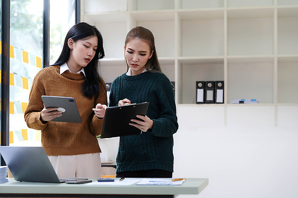 포토 JPG 해외이미지 직업 남자 상의 인터넷 비즈니스 통신 사람 두명 노트북 컴퓨터 사무실 알약 정보 업무 작업 도움 비즈니스맨 네트워크 그룹 토론 질문 동료 고민 문제 온라인 나쁜 대답 돌봄 심각 조언 지원 헬프 브레인스토밍 해외202309 해외포토 옷 감정 컨셉 관계 모션 전자제품 약 직장인 파일형식