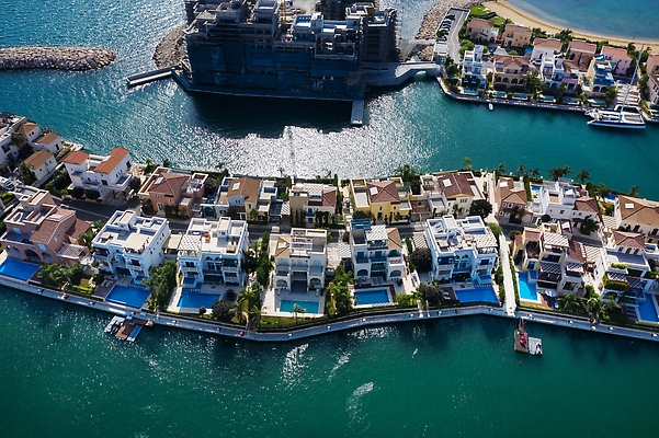 포토 JPG 해외이미지 유럽 바다 여행 요트 건축양식 자연 휴가 주택 항해 안테나 풍경 사람없음 야외 건물 물 여름 파란색 도시풍경 햇빛 환경 항구 도시 만 보트 지중해 방파제 함선 장면 지역 포트 스카이라인 석호 항공촬영 랜드마크 복잡 수평선 해외202309 해외포토 사이프러스공화국 자연요소 건축물 계절 공공시설 건축 나라 뷰포인트 컬러 컨셉 배_교통 통신 교통시설 태양 생태계 파일형식