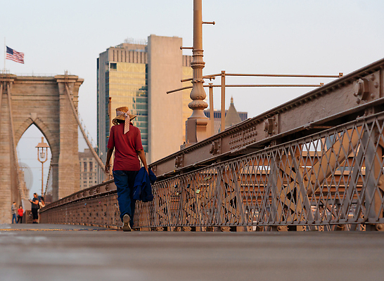 포토 JPG 해외이미지 모자 라이프스타일 여자 여행 건축양식 사람 사람없음 야외 건물 뷰티 걷기 미국 청바지 도시 도심 블라우스 뉴욕 스카이라인 맨해튼 랜드마크 명승지 브루클린 해외202309 해외포토 건축물 잡화 건축 상의 북아메리카 바지 모션 풍경 생활 파일형식