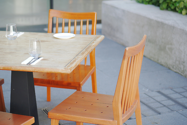 포토 JPG 해외이미지 모양 디자인 가구 의자 비즈니스 호텔 휴가 사람없음 내부 뷰티 갈색 카페 홀 비어있는 해외202309 해외포토 컬러 생활용품 숙소 상점 공간 파일형식