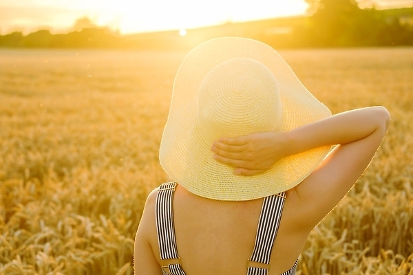 포토 JPG 해외이미지 식물 라이프스타일 손 응시 계절 여자 꽃잎 꽃 포즈 잎 밭 농업 자연 해바라기 씨앗 한명 사람 야외 농작물 농장 노란색 활발 수확 성장 벚꽃 시골 잡기 닫기 엉덩이 유기농 꽃가루 밀짚 해외202309 해외포토 1 웰빙 시선 산업 컬러 컨셉 모션 생활 신체부위 짚 가루 생태계 파일형식