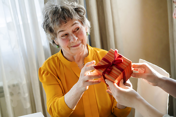 포토 JPG 해외이미지 백인 응시 여자 노년 딸 행복 할머니 크리스마스 가족 관계 엄마 휴가 손녀 새해 주택 관리 선물 사랑 한명 사람 성인 침묵 놀람 축하 잡기 생일 은퇴 주기 돌봄 옛날 어머니의날 해외202309 해외포토 서양인 1 시선 기념일 감정 컨셉 모션 표정 건물 소리 손주 미국문화 파일형식