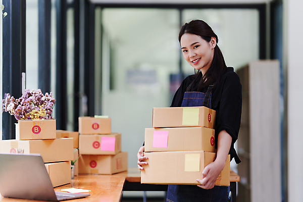 포토 JPG 해외이미지 여자 사업가 한명 들기 상반신 성인 옆모습 노트북 작업 비즈니스우먼 사장 택배상자 성인여자한명만 해외202309 해외포토 직업 1 뷰포인트 비즈니스 모션 사람 전자제품 상자 직장인 택배 여자한명만 성인여자만 파일형식