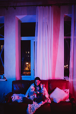 포토 JPG 해외이미지 백인 여자 행복 2 놀이 주택 한명 미소 웃음 앉기 전자제품 컴퓨터 기쁨 게임 시간 개 먹기 필름 영화 흥분 팝콘 조이스틱 동영상 위로 게이머 관리자 해외202309 해외포토 서양인 1 감정 포유류 모션 문화예술 표정 사람 건물 게임기 파일형식