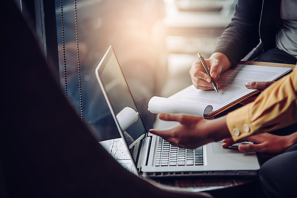 포토 JPG 해외이미지 직업 생각 인터넷 비즈니스 통신 통계 탁자 회의 협력 아이디어 대화 사람없음 컴퓨터 글로벌 사무실 디지털 공책 작업 네트워크 그룹 계획 토론 디자이너 분석 오브젝트 회계 거짓 다락방 마케팅 세미나 프로젝트 목업 브레인스토밍 해외202309 해외포토 가구 컨셉 문구용품 말하기 경제 전자제품 파일형식