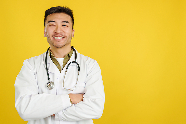 포토 JPG 해외이미지 직업 응시 행복 유니폼 청진기 성공 기술 실내 병원 한명 서기 웃음 뷰티 약 건강관리 팔짱 중국 시험 의사 공구 표현 실험복 자신감 실험실 상담원 동료 직원 고용 노란배경 카피스페이스 해외202309 해외포토 1 시선 옷 교육 감정 아시아 백그라운드 컨셉 의학 관계 의료기기 모션 표정 건강 실험 관리 사람 내부 노란색 공백 의료진 구직 도구 가운 사무원 채용 파일형식
