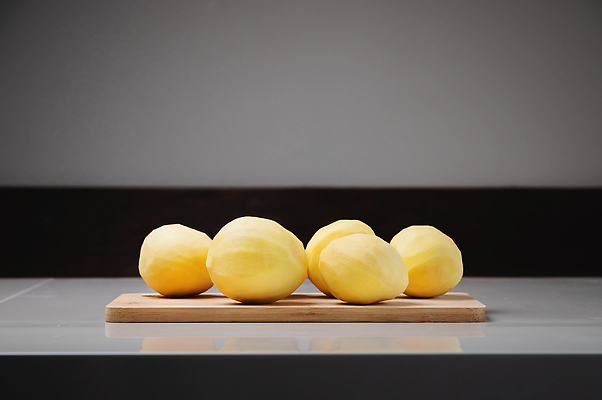 포토 JPG 해외이미지 음식 백그라운드 농업 채소 재료 탁자 감자 도마 건강 요리 사람없음 목재 초록색 갈색 수확 껍질 흰색 신선 자르기 유기농 날것 내추럴 녹말 생식 채식주의자 비건 해외202309 해외포토 나무 웰빙 산업 컬러 가구 모션 주방용품 채식 파일형식