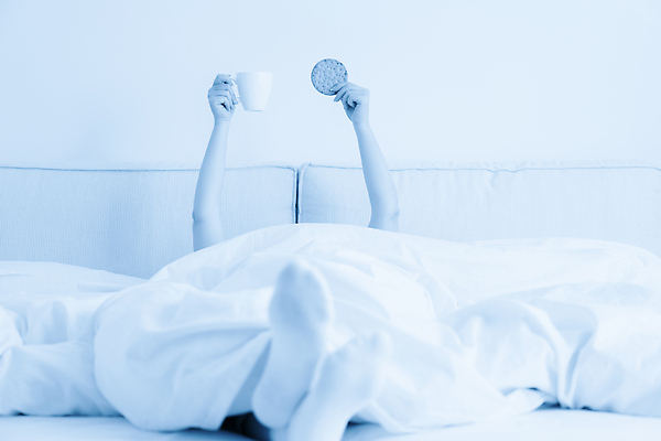 포토 JPG 해외이미지 라이프스타일 손 여자 행복 커피 음료 컬러 백그라운드 컨셉 발 아침 휴가 휴식 양말 주택 실내 한명 사람 성인 컵 파란색 뷰티 크래커 쿠키 케이크 침실 방 머그컵 흰색 침대 잠 아침식사 정상 담요 먹기 일요일 페스츄리 해외202309 해외포토 주간 1 식기 감정 빵 가구 모션 디저트 내부 건물 생활 신체부위 식사 요일 파일형식