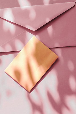 포토 JPG 해외이미지 종이 편지봉투 그림자 사람없음 햇빛 그늘 감성 연분홍색 카피스페이스 해외202309 해외포토 분홍색 컨셉 봉투 태양 공백 편지 파일형식