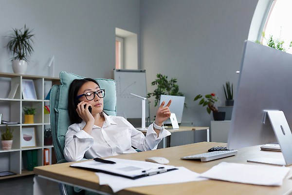 포토 JPG 해외이미지 여자 화분 안경 화초 의자 책장 한명 앉기 상반신 성인 옆모습 스마트폰 사무실 펜 모니터 키보드 마우스 스마트 책상 통화 서류판 성인여자한명만 해외202309 해외포토 식물 1 잡화 뷰포인트 가구 컨셉 비즈니스 모션 사람 핸드폰 스마트기기 컴퓨터 필기구 컴퓨터용품 사무용품 여자한명만 성인여자만 파일형식