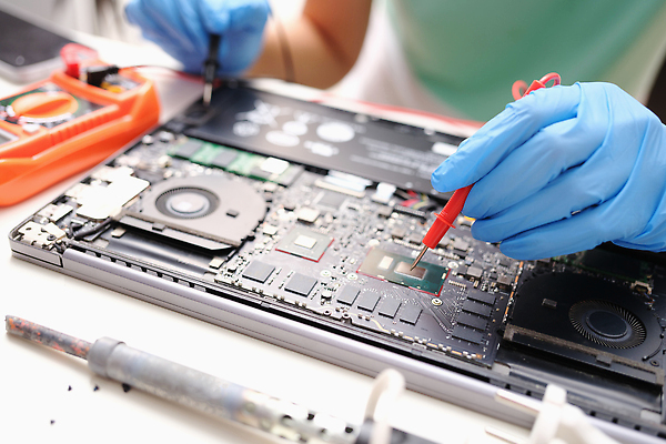 포토 JPG 해외이미지 손 디자인 산업 컨셉 부분 사람없음 노트북 컴퓨터 디지털 장비 공구 기술자 엔지니어 수리 수집 묘사 측정 순환 전자 고정 공학 주인 유지 국회 깨짐 마더보드 메인보드 전압 컨베어밸트 프로세서 하드웨어 해외202309 해외포토 직업 교육 모션 신체부위 전자제품 기계 도구 파일형식