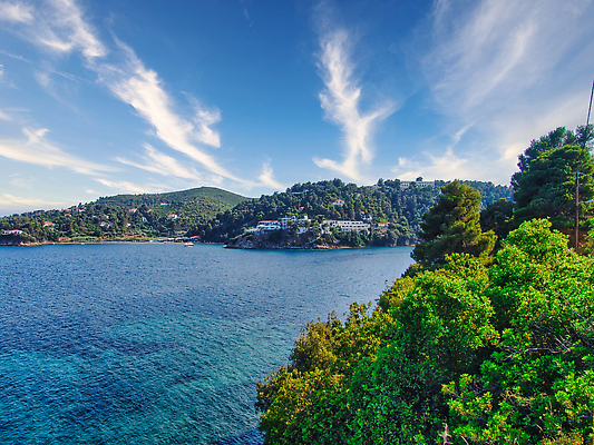 포토 JPG 해외이미지 모래 파도 바다 섬 여행 하늘 휴가 휴식 사람없음 물 햇빛 태양 맑음 수영 조약돌 만 그리스 해외202309 해외포토 자연요소 유럽 컨셉 날씨 돌_바위 수상스포츠 파일형식