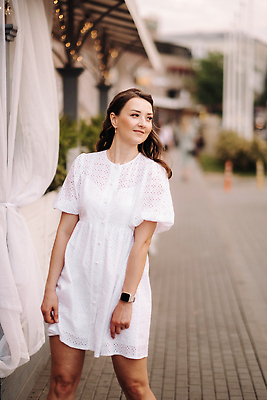 포토 JPG 해외이미지 응시 원피스 여자 거리 한명 상반신 성인 야외 커튼 성인여자한명만 해외202309 해외포토 1 시선 옷 사람 여자한명만 성인여자만 파일형식