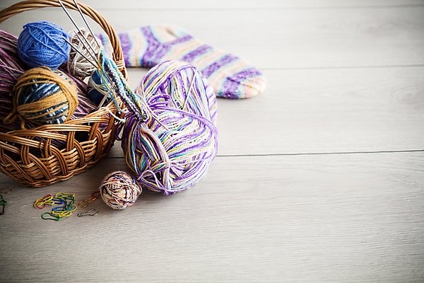 포토 JPG 해외이미지 양말 따뜻함 사람없음 하이앵글 바구니 고무줄 뜨개질 털실 공예 부드러움 실타래 뜨개도구 코바늘 카피스페이스 해외202309 해외포토 뷰포인트 취미 공백 도구 감각 실 파일형식