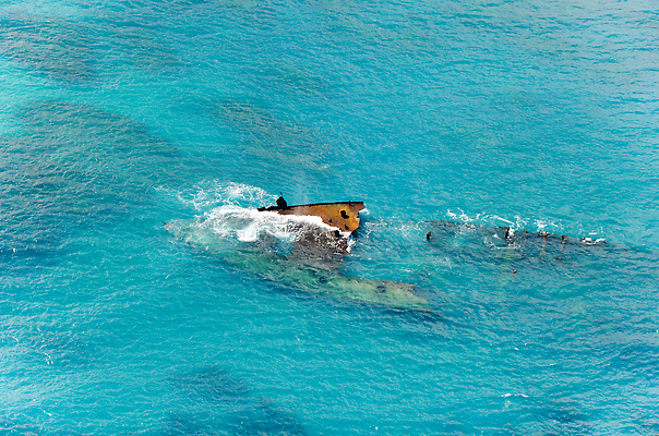포토 JPG 해외이미지 바다 아침 항해 사람없음 빨간색 파란색 수중 손상 화물 보트 파편 갑판 사건 버리기 활 함선 암초 폭풍 깨짐 옛날 인공 조난 철책 해외202309 해외포토 주간 컬러 컨셉 배_교통 모션 날씨 운송업 파일형식