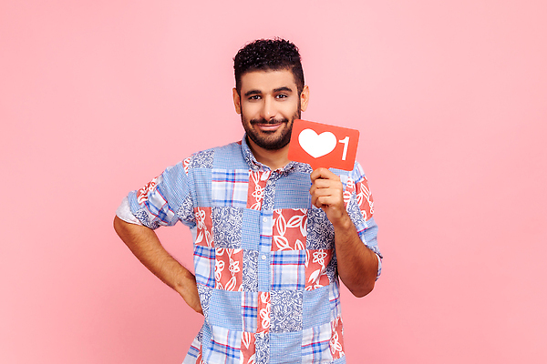 포토 JPG 해외이미지 응시 남자 분홍색 허리손 말풍선 한명 들기 상반신 성인 앞모습 하트 성인남자한명만 해외202309 해외포토 모양 1 시선 뷰포인트 컬러 포즈 모션 사람 남자한명만 성인남자만 파일형식