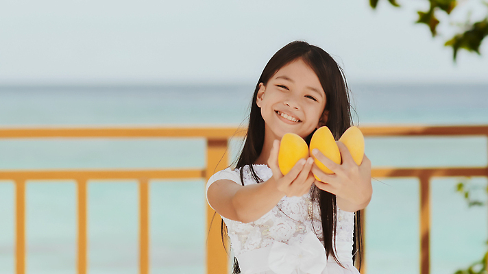 포토 JPG 해외이미지 백인 라이프스타일 공원 여자 행복 얼굴 어린이 음식 섬 오렌지 과일 자연 아침 수박 건강 한명 사람 야외 뷰티 노란색 주스 기쁨 우유 흰색 신선 달콤 맛 먹기 휴양지 인도네시아 망고 내추럴 걸음마 해외202309 해외포토 주간 서양인 1 공공시설 감정 아시아 음료 컬러 컨셉 모션 유제품 생활 신체부위 장소 열대과일 생태계 파일형식