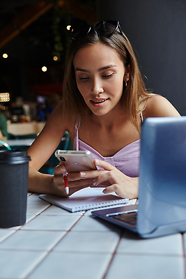 포토 JPG 해외이미지 학생 라이프스타일 여자 커피 인터넷 비즈니스 통신 탁자 직장 실내 한명 동양인 성인 컵 노트북 스마트폰 핸드폰 학습 스터디 컴퓨터 펜 식당 카페 업무 작업 비즈니스우먼 서핑 온라인 소셜미디어 프리랜서 스타일 밀레니얼 해외202309 해외포토 직업 1 식기 교육 음료 가구 회사 사람 인종 내부 생활 경제 전자제품 스마트기기 필기구 상점 수상스포츠 직장인 파일형식