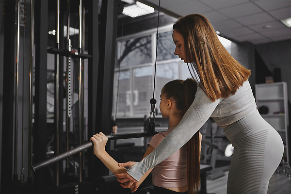 포토 JPG 해외이미지 직업 라이프스타일 교육 스포츠 운동화 신체 근육 운동선수 건강 두명 운동 강사 힘 연습 체육관 해외202309 해외포토 신발 사람 생활 파일형식