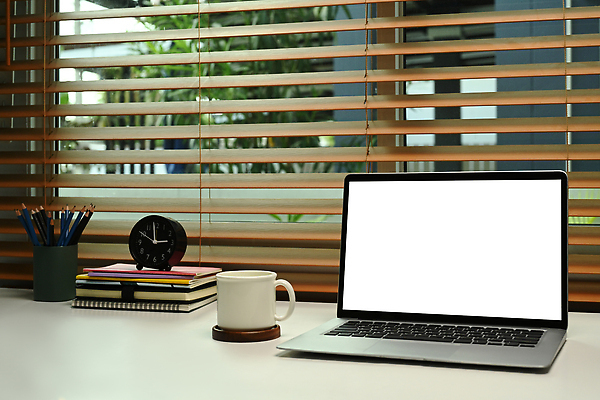 포토 JPG 해외이미지 사람없음 노트북 쌓기 다이어리 머그컵 블라인드 창가 연필꽂이 탁상시계 목업 카피스페이스 해외202309 해외포토 시계 창문 모션 문구용품 컵 전자제품 사무용품 공백 커튼 파일형식