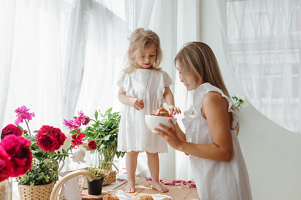 포토 JPG 해외이미지 그릇 원피스 여자 꽃 어린이 상반신 성인 두명 옆모습 금발 흰색 커튼 수도꼭지 여자만 소녀만 해외202309 해외포토 식물 헤어스타일 식기 옷 뷰포인트 컬러 사람 어린이만 파일형식