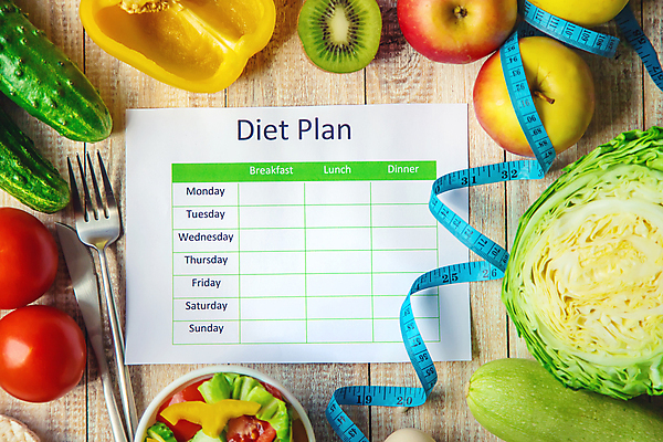 포토 JPG 해외이미지 그릇 종이 포크 다이어트 토마토 오이 파프리카 줄자 키위 사람없음 건강관리 샐러드 나이프 양상추 계획표 사과 나무배경 해외202309 해외포토 식기 음식 백그라운드 채소 과일 자 건강 관리 칼 계획 파일형식