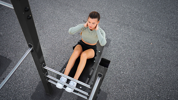 포토 JPG 해외이미지 백인 라이프스타일 공원 여자 스포츠 운동선수 건강 한명 사람 야외 일상 운동복 운동 장비 연습 체육관 거짓말 복근 핵심 해외202309 해외포토 서양인 1 옷 공공시설 근육 라이프 생활 파일형식